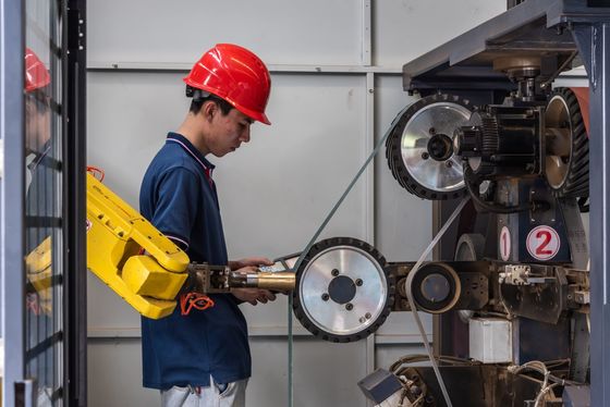 เครื่องขัด CNC สายพานพื้นผิวด้วยหุ่นยนต์จับท่อ